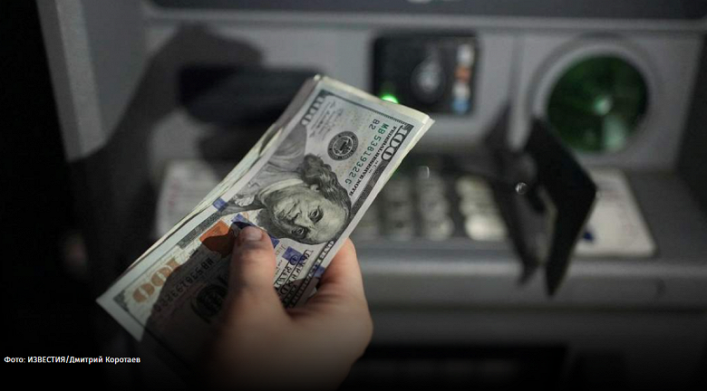 Банкоматы в России перестали принимать доллары и евро: такой возможности нет в 11 из 13 крупных банков